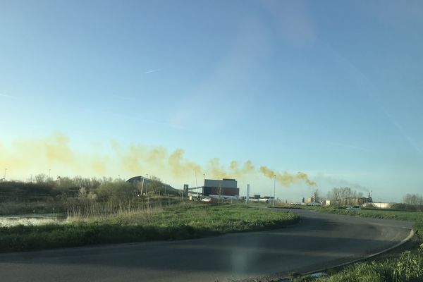 Depuis sa voiture, une habitante de Donges s'est arrêtée pour photographier ce nuage à la couleur suspecte. Aucun danger selon Yara.