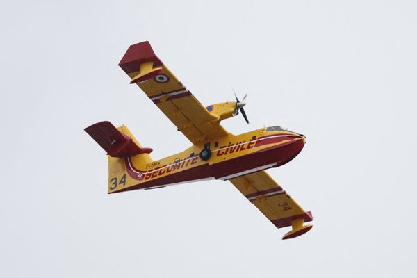 Le passage d'un Canadair au dessus de Vichy, un évènement rare mais nécessaire pour la lutte contre les feux de forêts.