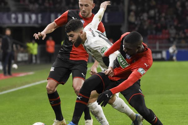 Medhi Talal (ici face à Tait et Léa-Siliki) et les siens n'ont pas pu empêcher l'élimination de l'ASC par le Stade rennais, samedi 4 janvier.