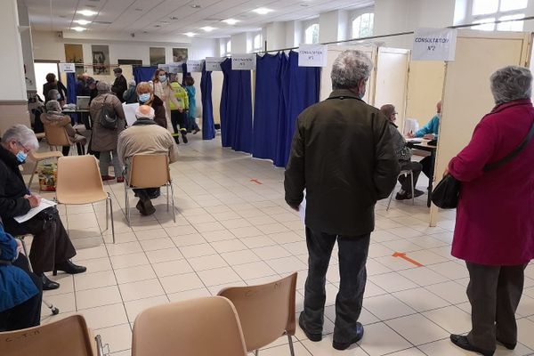 A Montargis, la salle Carnot a été transformée en centre de vaccination.