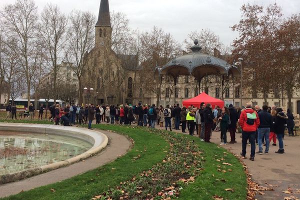 Environ 500 personnes réunies pour la planète, place Wilson, le Samedi 8 décembre 