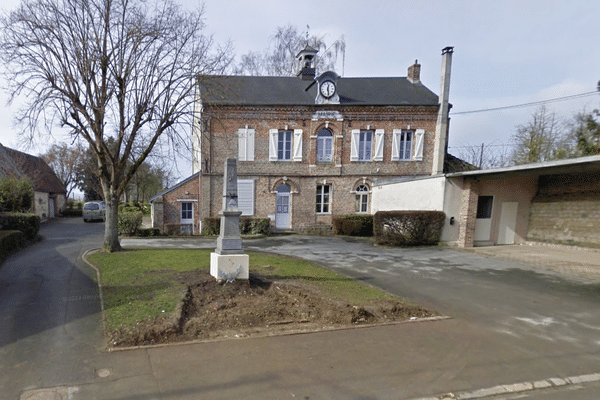 Les faits se sont déroulés ce matin vers 11h, à la sortie de la mairie de Pouilly-sur-Serre