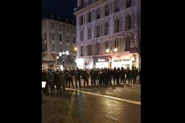 Le police en tenue de maintien de l'ordre, ce samedi soir sur l'avenue Jean-Médecin à Nice.