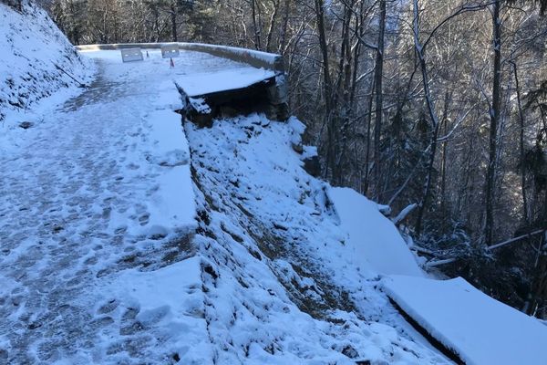 Le mur de soutènement de la chaussée a cédé suite aux intempéries, emportant la chaussée sur 30 mètres de longueur. 