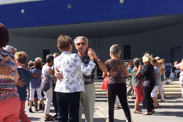 Des cinquantaines de danseurs viennent valser à chaque guinguette. 