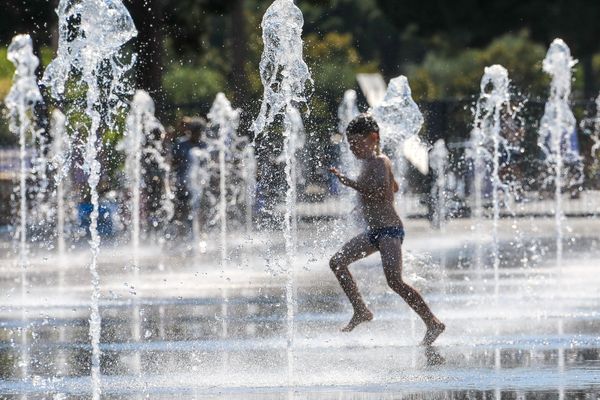 La canicule touche la Côte d'Azur et pousse habitants et touristes à aller chercher un peu de fraicheur, comme ici au miroir d'eau niçois.