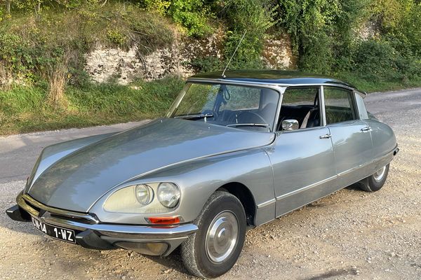 L'une des trois Citroën DS qui va se garer devant l'Élysée depuis la Haute-Marne.