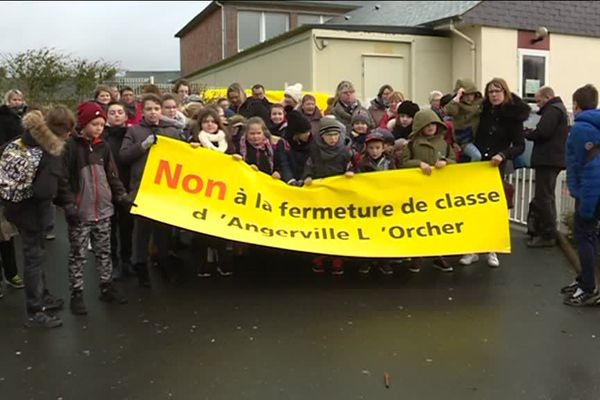 Ce matin, les parents d'élèves des écoliers se sont notamment mobilisés à Angerville L'Orcher (Seine-Maritime)