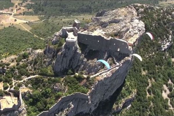 Les champions se sont élancés autour du château de la Peyrepertuse, dans l'Aude. Juin 2015.