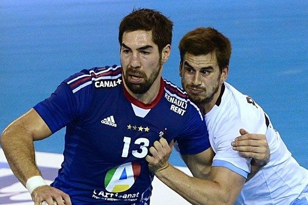 Nicola Karabatic se défait d'un adversaire pour marquer un nouveau but