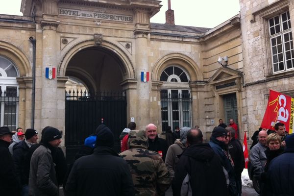 Les salariés de Fraisnor devant la préfecture d'Arras, ce vendredi.