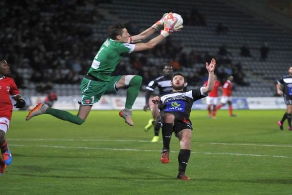 Nîmes - le gardien de but des Crocos Mathieu Michel face à un Niortais - février 2016.