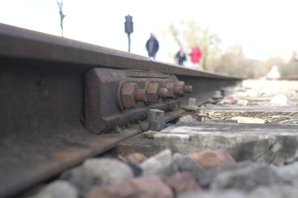 Cette association de passionnés restaure les trains et la voie ferrée.