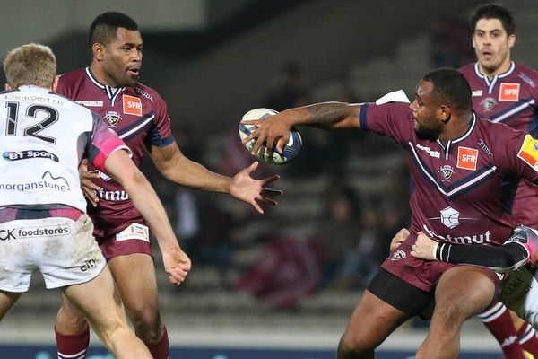 Jefferson Poirot  transmet le ballon le 19 décembre 2015 lors d'un match de Champions Cup contre Ospreys.