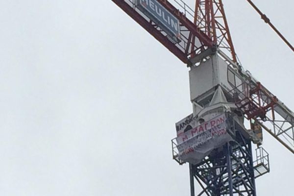 Deux mères de handicapés sur une grue au Mans pour dénoncer la situation de leurs enfants 