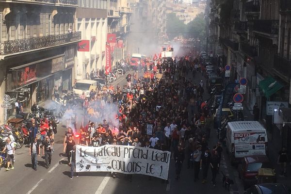 Entre 5.000 et 65.000 personnes pour une manifestation de "convergence des luttes"