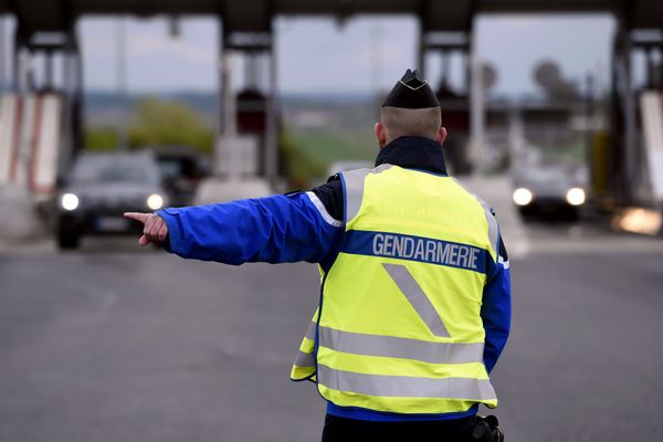 Image d'illustration d'un contrôle de gendarmerie à la sortie d'un péage d'autoroute.