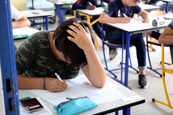 Les élèves ont trois heures pour terminer leur épreuve de français. 