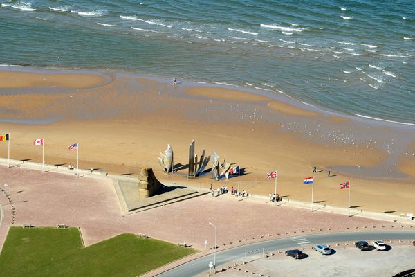 Vue aérienne des sites du débarquement de Normandie Omaha Beach ( Calvados ) : le monument et la plage