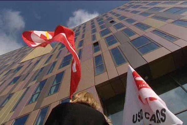 Manifestation des personnels éducatifs, ce matin, devant la Direction Départementale Enfance et Famille, inquiets de l'avenir des mineurs étrangers isolés dans les centres d'accueil du Calvados