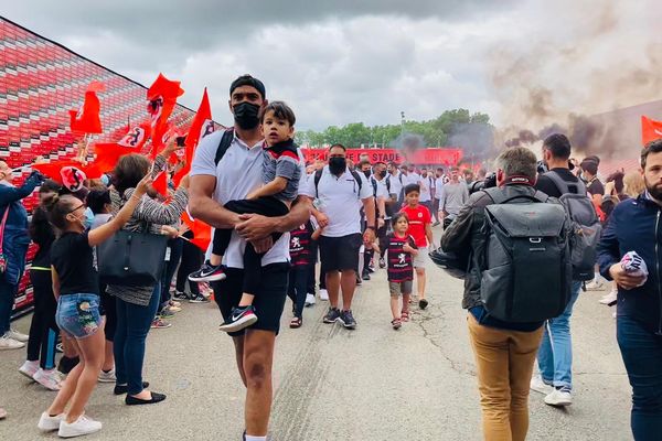 Les joueurs du Stade Toulousain salués par leur public lors de leur départ pour le Stade de France, mercredi 23 juin. 