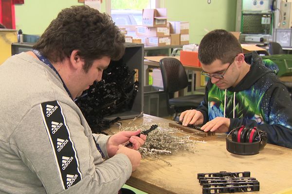 À l'Esat d'Angoulême (Charente), ces travailleurs handicapés peuvent désormais faire grève, adhérer à un syndicat ou encore se faire rembourser ses frais de transport.