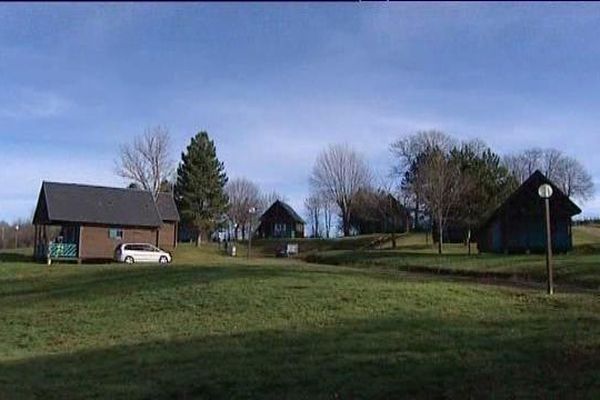 Les vingts chalets de ce camping près de Mauriac affichent complet pour la période des vacances de Noël.