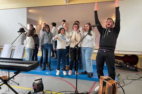 Le chanteur Claudio Capeo, originaire de Cernay, a visiblement pris beaucoup de plaisir lui aussi, à partager un moment et quelques titres avec les jeunes de l'institut Saint-Joseph de Colmar, atteints d'autisme et de handicaps mentaux.