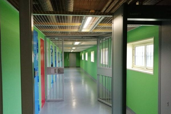 Couloir de l'Unité pour Détenus Violents de la prison de Châteaudun