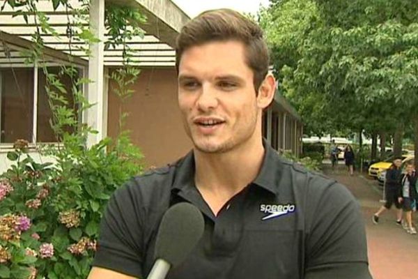 Florent Manaudou interviewé par France 3 Auvergne à Bellerive-sur-Allier, lundi 17 août 2015.