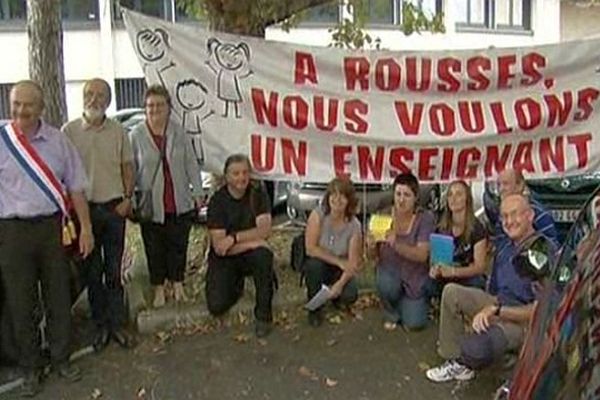 Mende - des habitants de Rousses en Lozère ont manifesté devant l'Inspection académique - 8 septembre 2014.