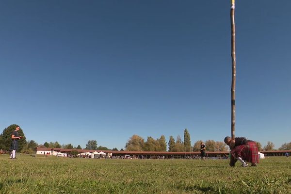 Aux Highland Games, les Jeux olympiques écossais, on se départage au lancer de tronc