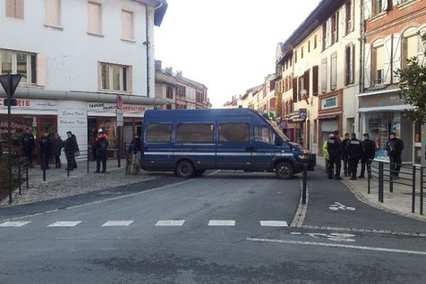 Les gendarmes mobiles bloquent la place