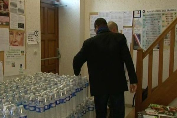 Distribution d'eau à à la mairie de Brunelles (28) après la pollution de la source d'eau potable