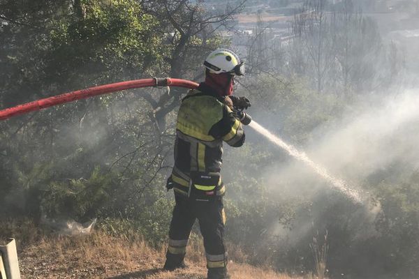 Les pompiers des Bouches-du-Rhône sont mobilisés sur plusieurs départs de feu simultanément ce samedi, classé à risque "incendie" à cause du mistral.