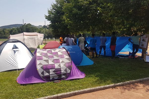 Alors que le département assure qu'ils seront enfin scolarisés, les jeunes migrants demandaient des garanties, ce mercredi 3 juillet. 