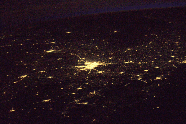 La première photographie de la Terre, vue de nuit, prise par Thomas Pesquet