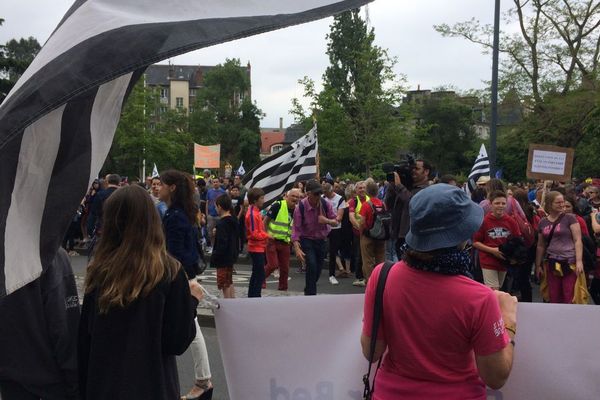 Les manifestants dénoncent le "bricolage" obligé, faute de moyens attribués à l'enseignement Diwan.