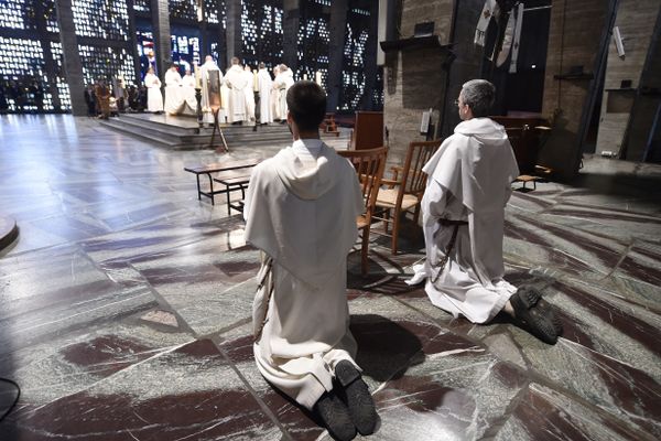 Des frères dominicains prient à l'Eglise Notre-Dame du Rosaire, dans le monastère Saint-Thomas d'Aquin à Toulouse (Haute-Garonne).