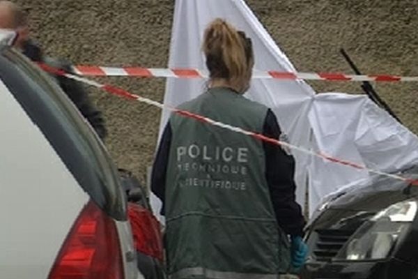 Sous la bâche blanche le corps de l'homme abattu à sa sortie de prison.