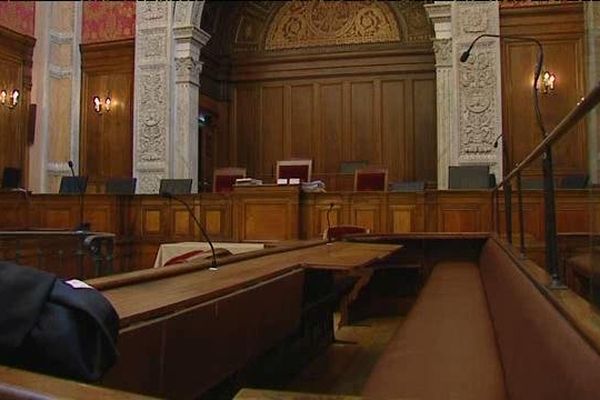 Le box des accusés et les chaises des avocats sont vides - 18/2/15 