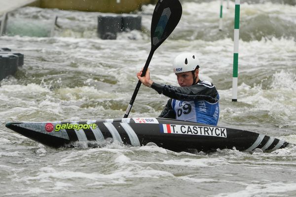 Le kayakiste Titouan Castryck, sélectionné pour les JO de Paris 2024 en kayak slalom et kayak cross, sur le stade d'eaux vives de Cesson-Sévigné près de Rennes.