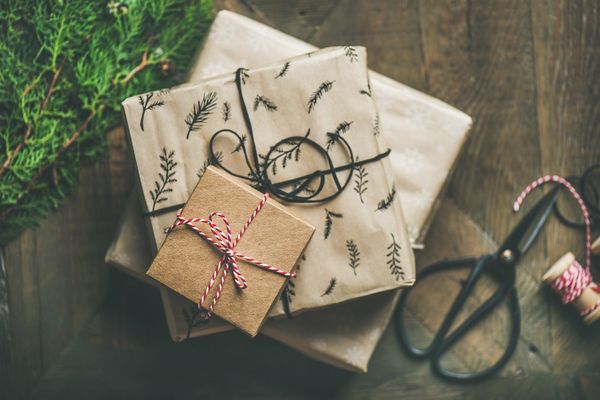 Des cadeaux de Noël viennent d'être emballés - Photo d'illustration