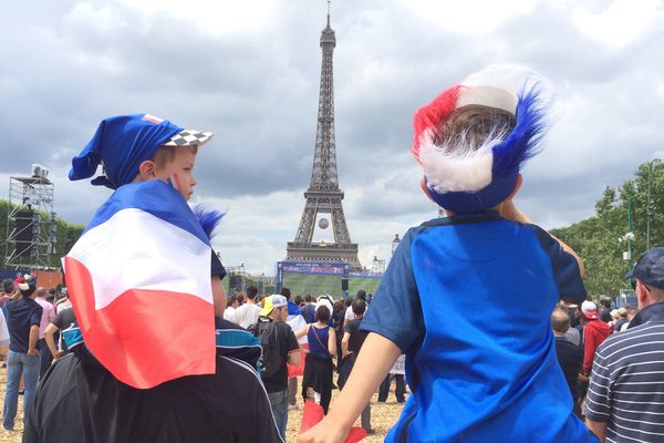 Sur la fan zone de la Tour Eiffel, lors du match France/Irlande.