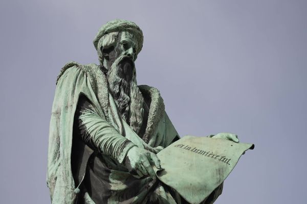 La statue de Gutenberg, de 1840, sur la place du même nom.