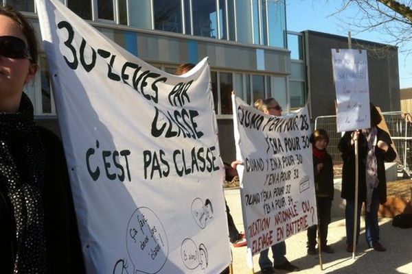 Professeurs et parents d'élèves ont profité de l'inauguration du nouveau collège pour protester contre la suppression de deux classes et de trois postes d'enseignants à la prochaine rentrée