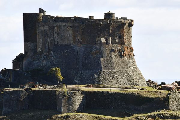 Le château de Murol avait servi de décor, en 2019, pour le film Kaamelott