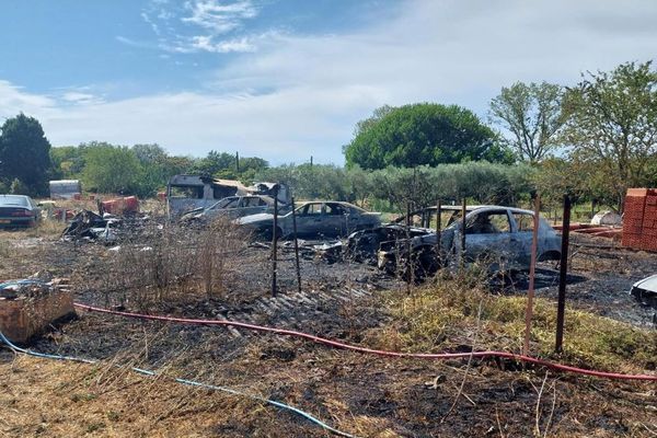 Sérignan (Hérault) - cinq voitures et une caravane brûlées dans un incendie - 28 juillet 2023.