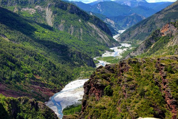 Le fleuve Var coule dans les Gorges de Daluis