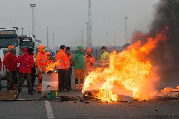 Des grévistes ce lundi sur le port de Zeebruges.